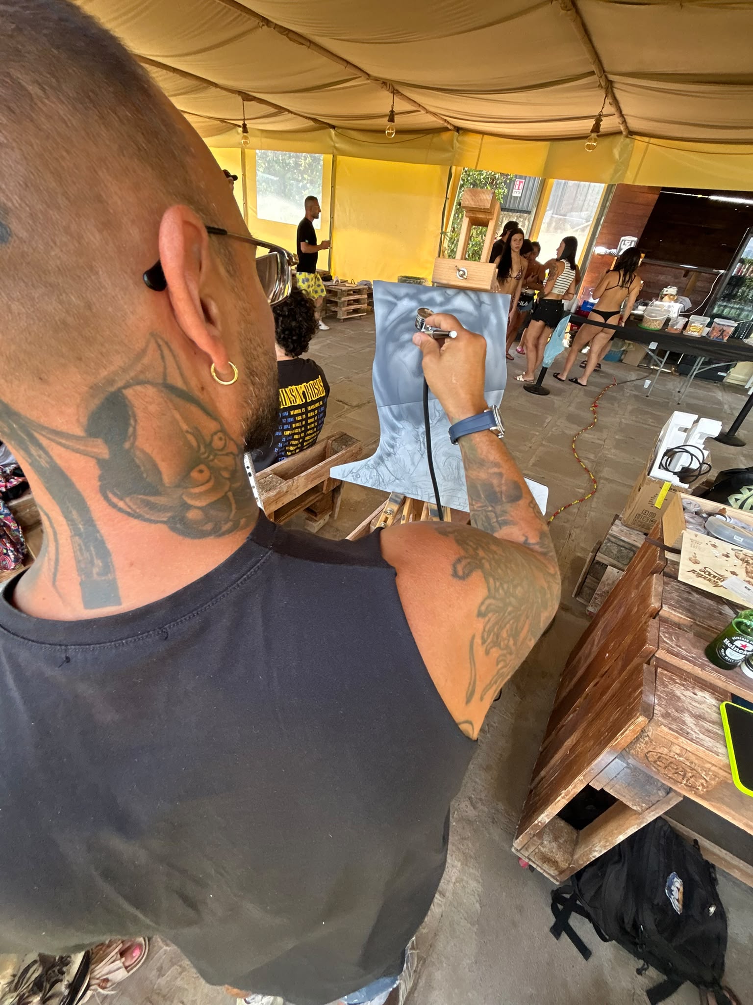 Artista al lavoro su una lama